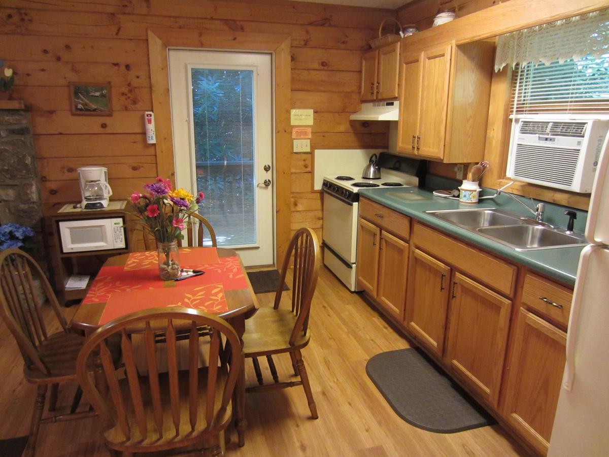 מגי ואלי Misty Creek Log Cabins מראה חיצוני תמונה